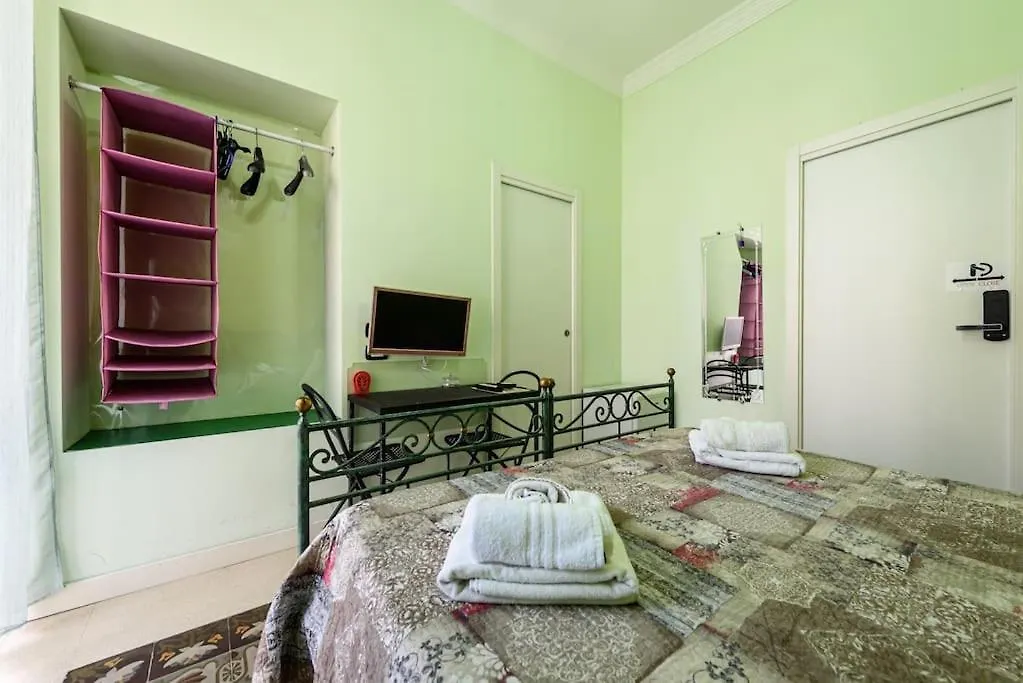 Napoli Central Green Suite With Garden View Apartment